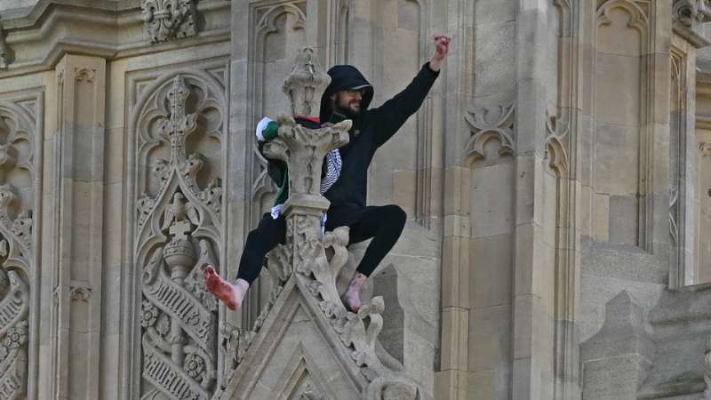 Barefoot protester climbs Big Ben with Palestinian flag, gets arrested