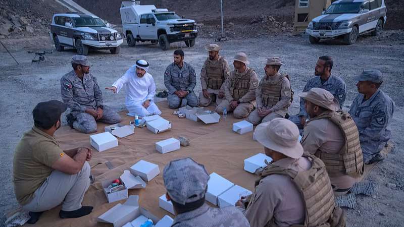 Sheikh Hamdan joins UAE border troops for iftar in Hatta, praises their dedication