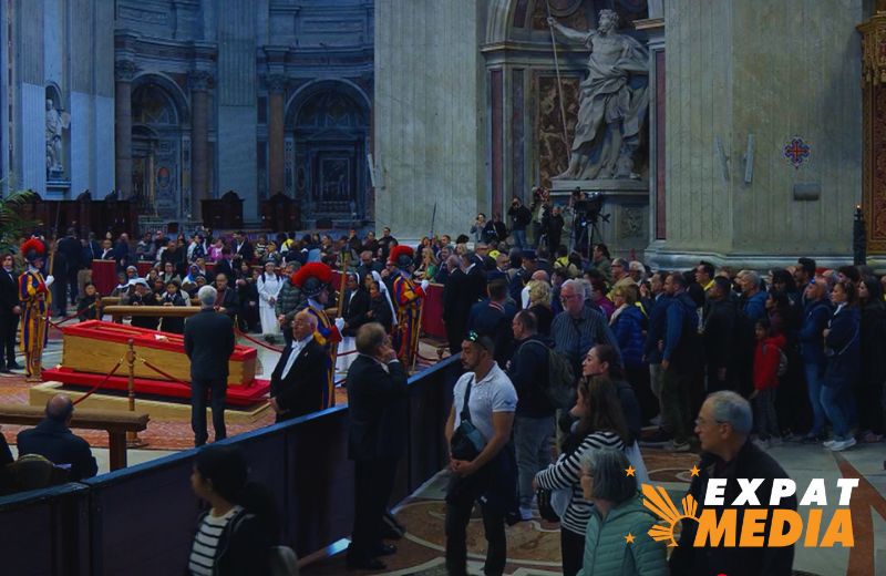 Thousands flock to Vatican to pay final respects to Pope Francis