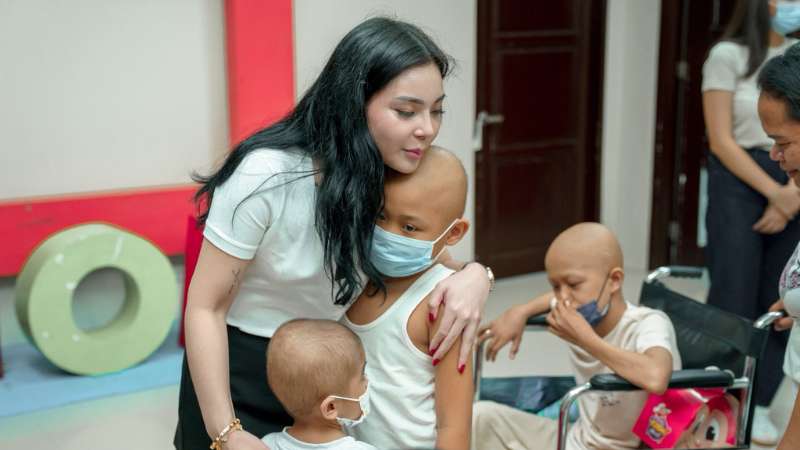 Kitty Duterte visits cancer-stricken kids as vlog donation fulfills Duterte promise