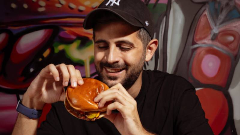 Eat 10 cheeseburgers in 10 minutes to win Dh1,000 at Dubai Mall Social Distrikt
