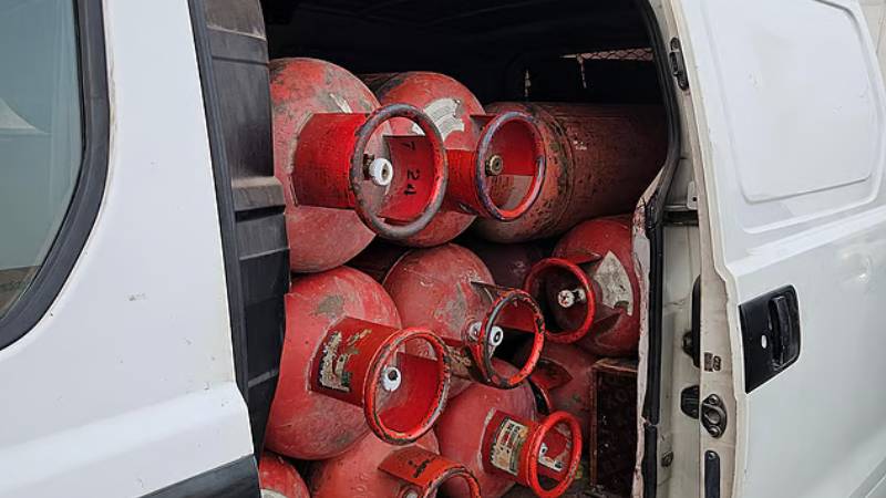 Dubai Police arrest driver for illegally transporting gas cylinders in modified minibus