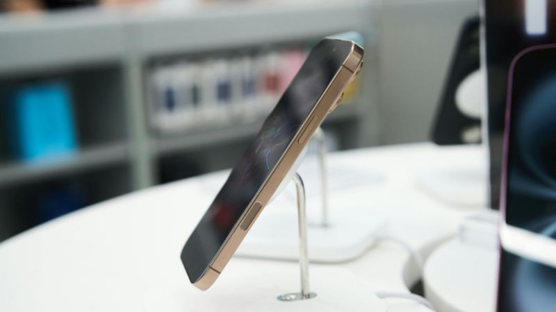 Two Dubai shop employees jailed, fined Dh146,000 over iPhone scam