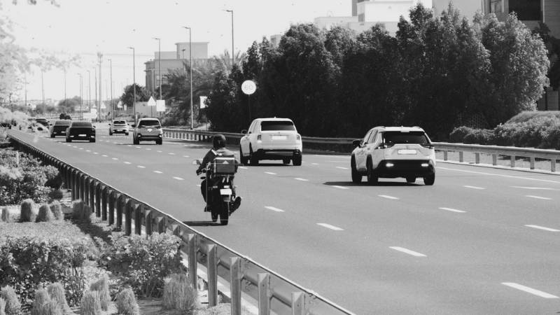 Over 8,000 delivery riders fined in Dubai for using fast lanes