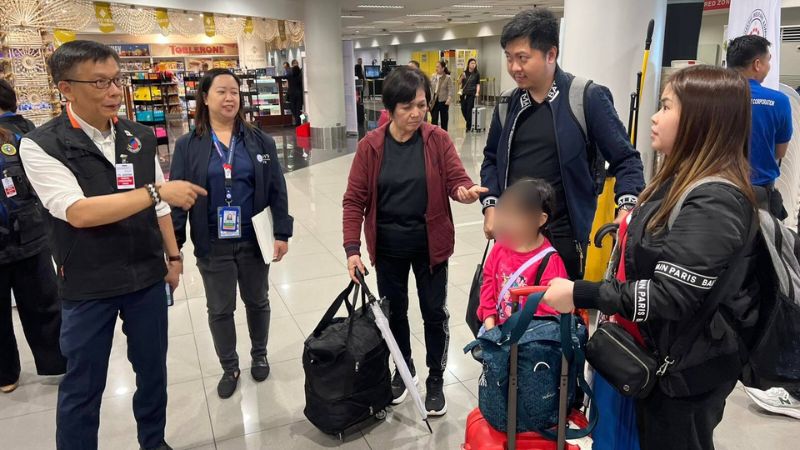 299 returning Filipinos arrive in Manila from Dubai